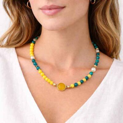 Modelo llevando collar Adara verde y amarillo con piedra natural y diseño artesanal