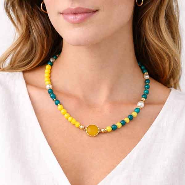 Modelo llevando collar Adara verde y amarillo con piedra natural y diseño artesanal