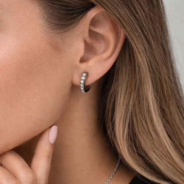 Pendiente Nero Tennis de plata en rutenio con circonitas cristal en oreja de chica