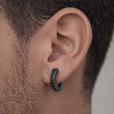 Pendiente Nero Tennis de plata en rutenio con circonitas negras en oreja de chico
