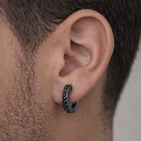 Pendiente Nero Tennis de plata en rutenio con circonitas negras en oreja de chico