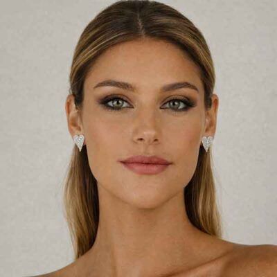 Modelo luciendo pendientes Cuore de corazón en plata con circonitas blancas