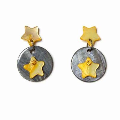 Pendientes artesanales de estrellas en color amarillo con disco plateado