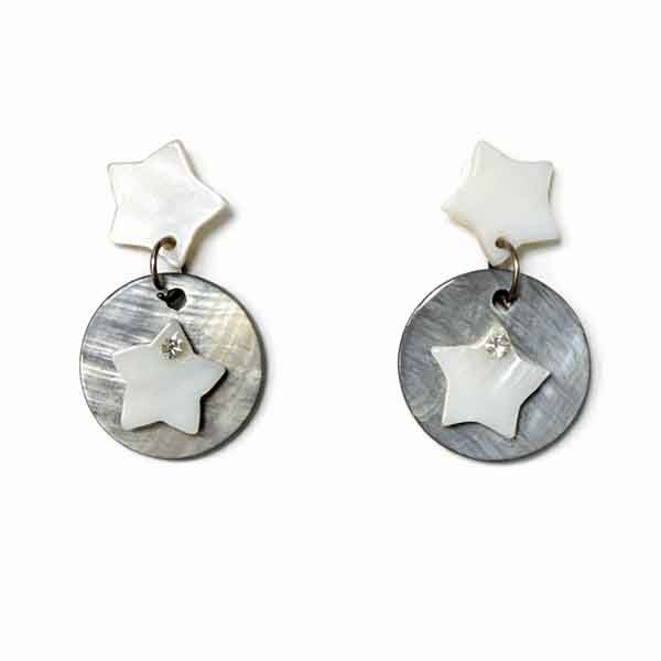 Pendientes artesanales de estrellas en blanco nácar con disco plateado