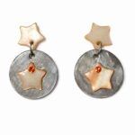 Pendientes artesanales de estrellas en color naranja con disco plateado