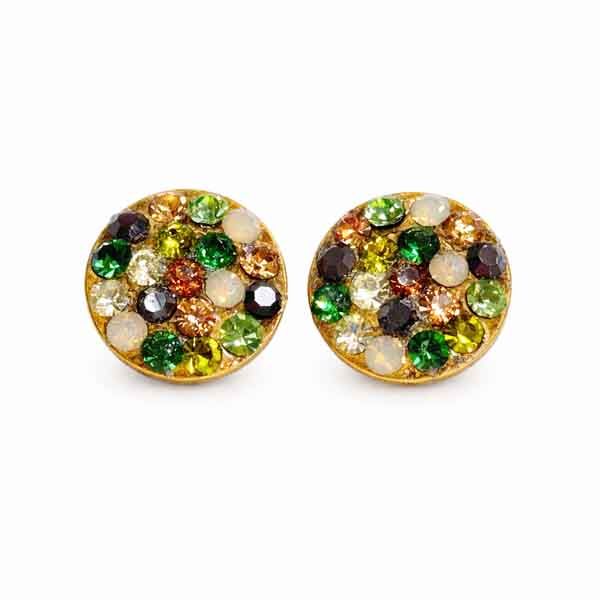 Pendientes de botón artesanales con cristales Swarovski verdes sobre fondo blanco
