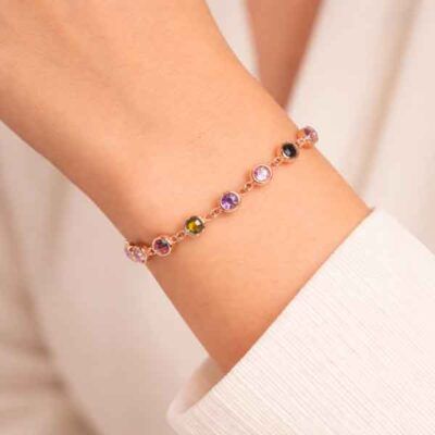 Pulsera de circonitas multicolor rosé puesta en muñeca