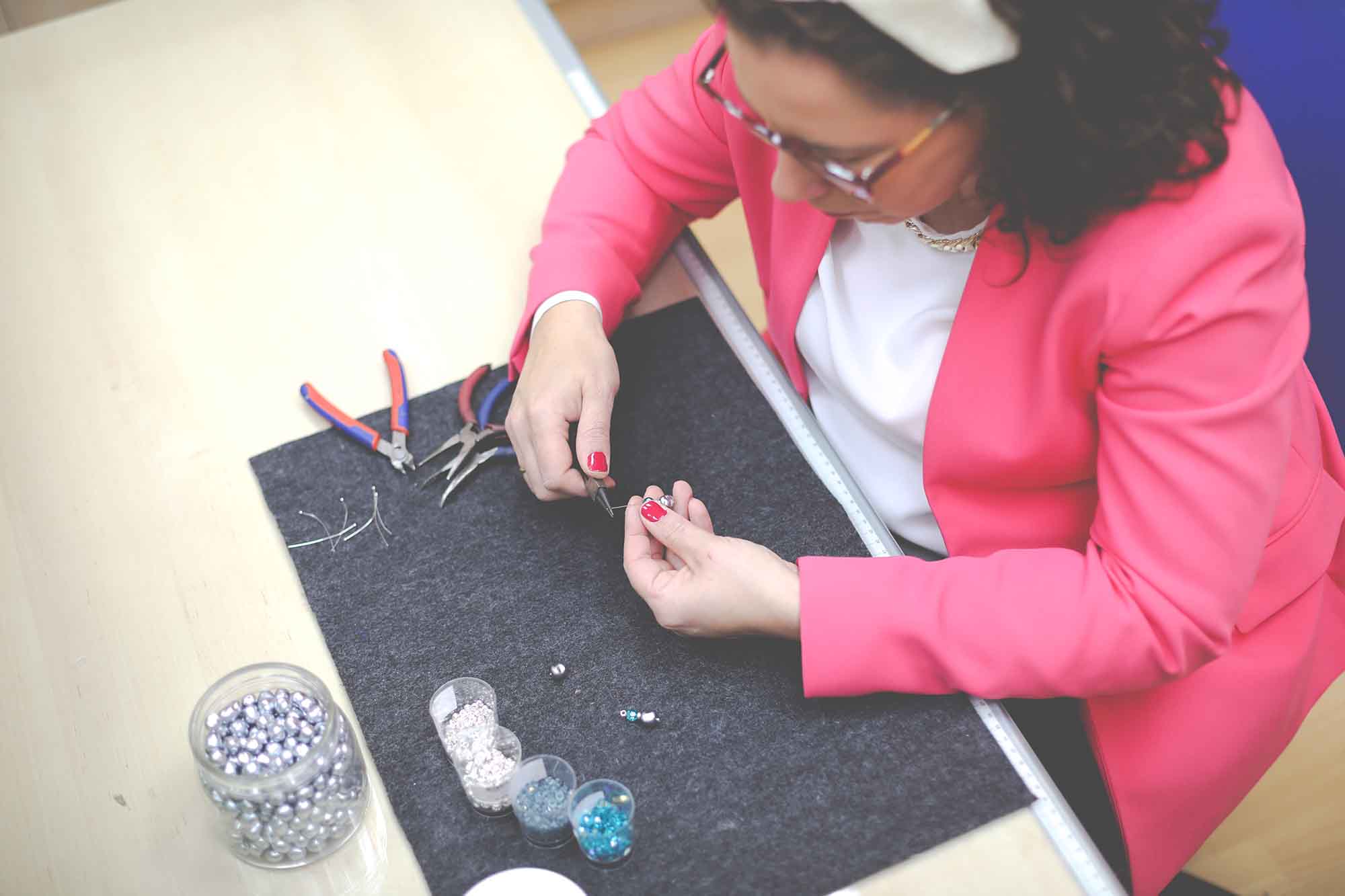 Taller de bisutería artesanal Turquesa y Más Taller de bisutería artesanal en Ejea de los Caballeros, creación de joyas hechas a mano en Turquesa y Más