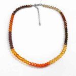 Collar Luz de Otoño de cristal facetado en tonos ámbar, miel y naranja sobre fondo blanco