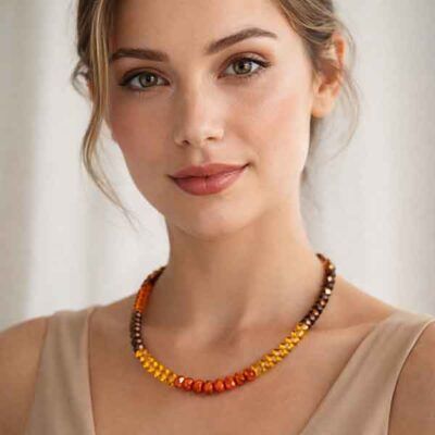 Collar Luz de Otoño de bisutería artesanal con cristales en tonos ámbar, naranja y marrón llevado por modelo