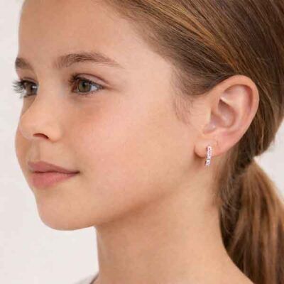 Aro rosa de plata con circonitas en oreja de niña