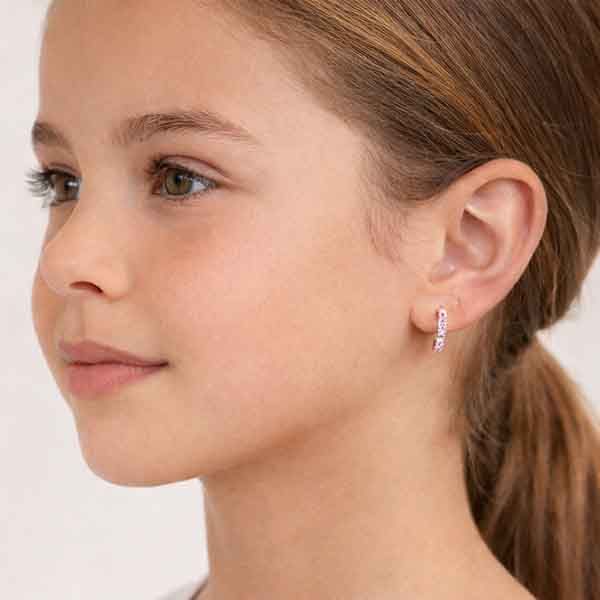 Aro rosa de plata con circonitas en oreja de niña