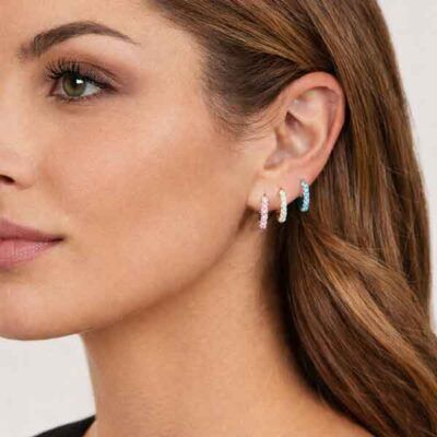 Aros Tennis Soft en plata con circonitas de colores suaves en oreja de modelo