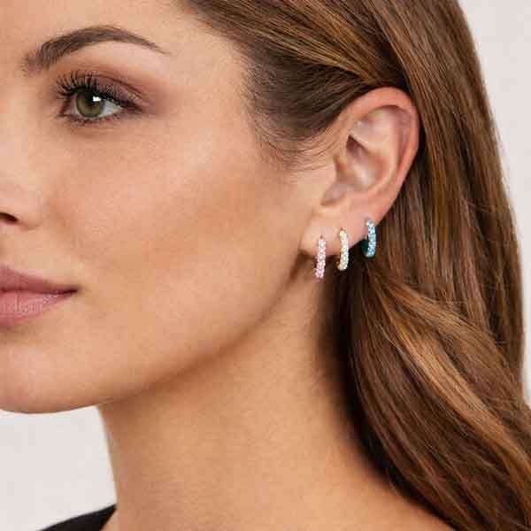 Aros Tennis Soft en plata con circonitas de colores suaves en oreja de modelo