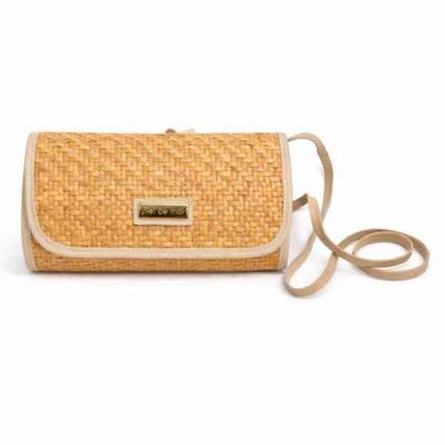 Bolso artesanal trenzado beige con correa larga en tono natural