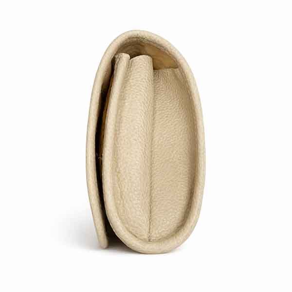 Vista lateral del bolso trenzado beige mostrando su grosor y compartimentos interiores