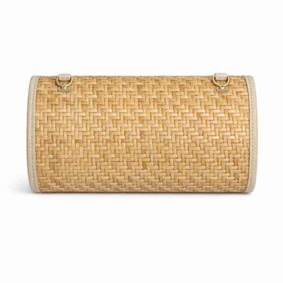 Parte trasera del bolso trenzado beige artesanal con detalles en ribete natural