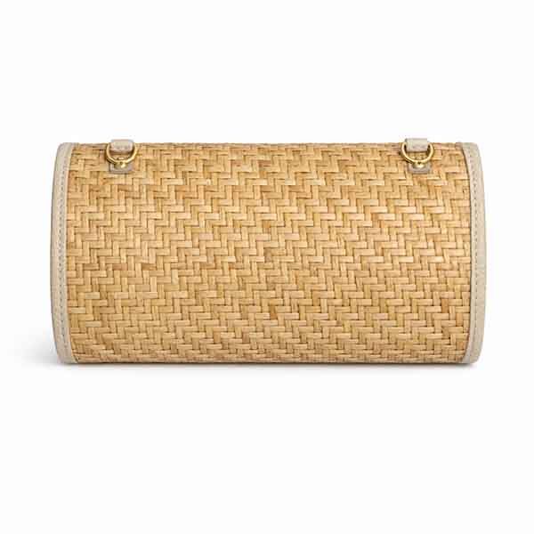 Parte trasera del bolso trenzado beige artesanal con detalles en ribete natural