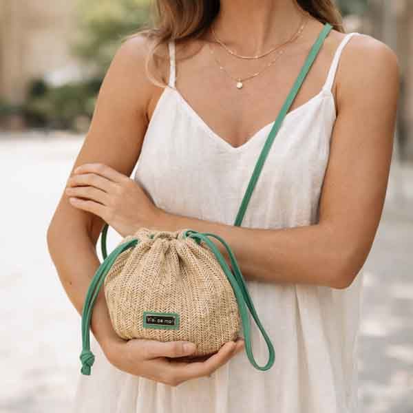 Modelo con bolso Sakito de fibras naturales verde agua llevado en bandolera