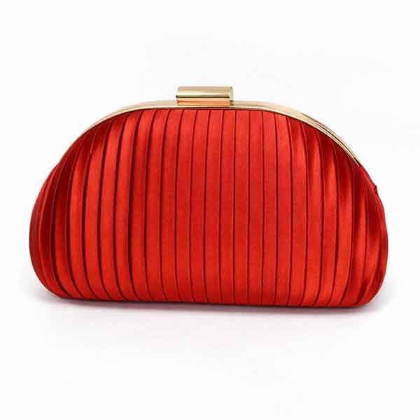 Bolso Sara rojo en raso plisado con marco dorado Bolso de fiesta en raso plisado color rojo modelo Sara con detalle dorado y cierre metálico