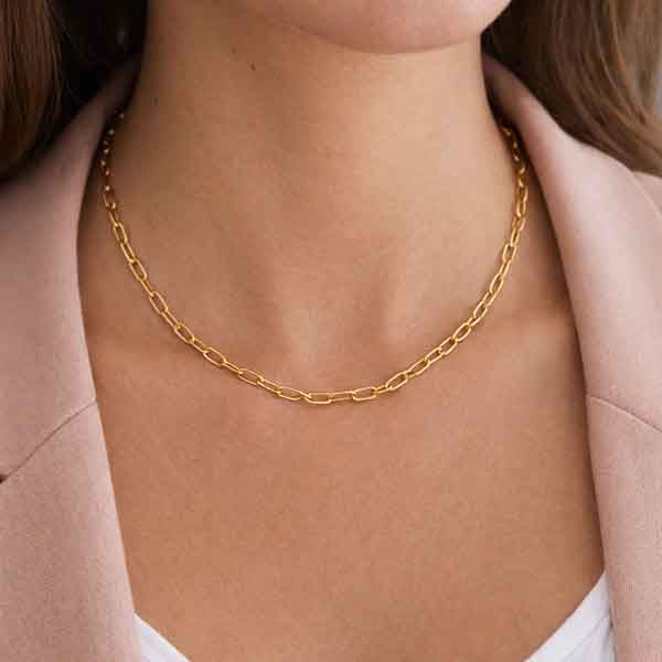 cadena acero dorado 45 puesta en modelo con eslabón alargado