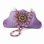 clutch lavanda con broche joya central