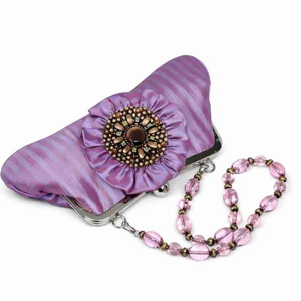 Clutch lila elegante con broche joya y cadena rosa para invitada de boda