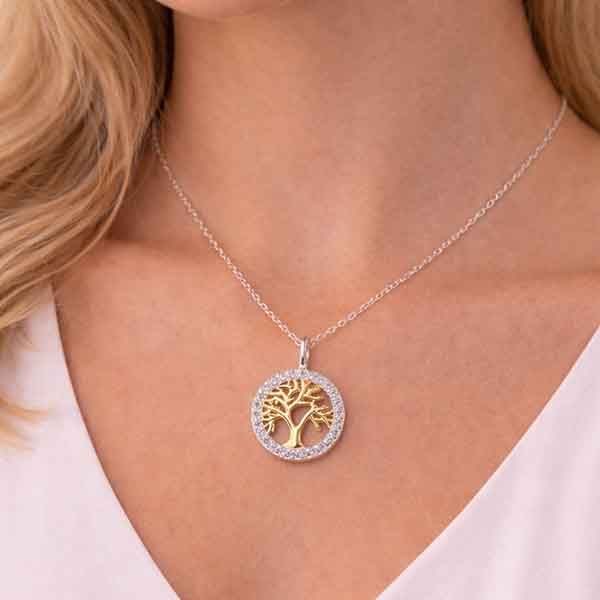 Collar Árbol de la Vida dorado con circonitas blancas en modelo