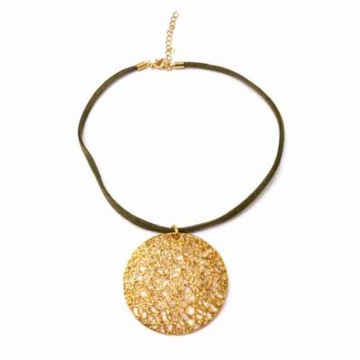 Collar Sahara chapado en oro con medallón calado circular y cordón elástico