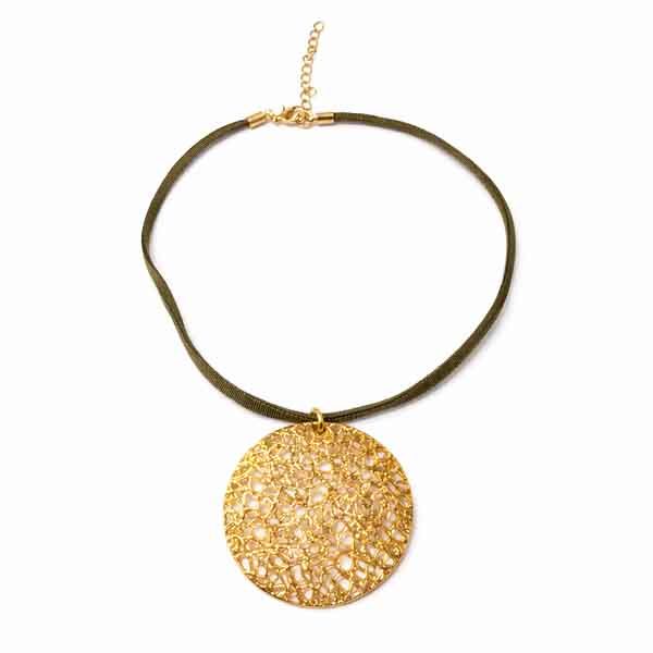 Collar Sahara chapado en oro con medallón calado circular y cordón elástico