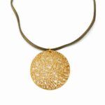 Collar Sahara chapado en oro con medallón calado circular de 4,5 cm