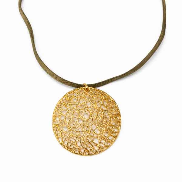 Collar Sahara chapado en oro con medallón calado circular de 4,5 cm