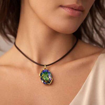 Collar Swarovski multicolor chapado en oro con cristal ovalado sobre modelo