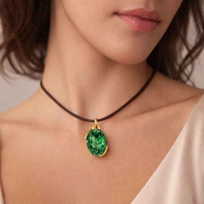 Collar Swarovski verde esmeralda chapado en oro sobre modelo