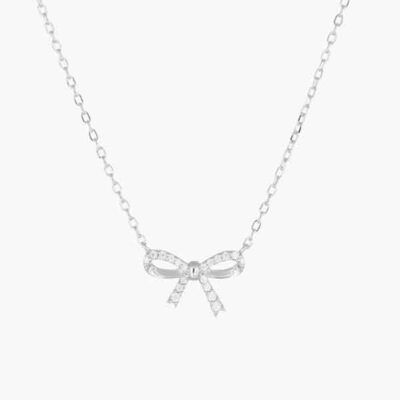 Collar lazo de plata con circonitas blancas y acabado en rodio sobre fondo blanco