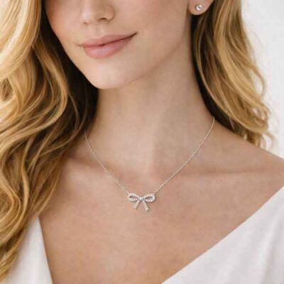 Collar lazo de plata de ley con circonitas blancas y acabado en rodio