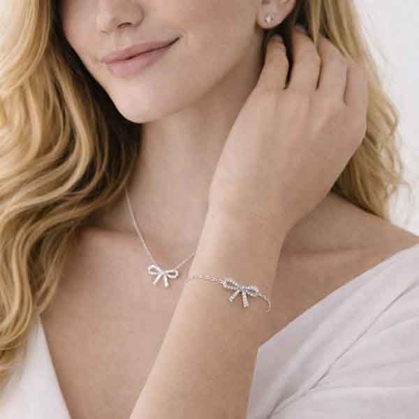 Modelo con collar y pulsera Lazo Brillante de plata con circonitas blancas, joyas elegantes y delicadas para mujer