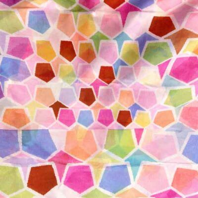 Detalle de foulard de seda con estampado geométrico multicolor en tonos rosa, verde, azul y naranja.