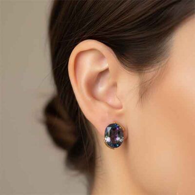 Pendiente Lia chapado en oro con cristal Swarovski irisado en oreja