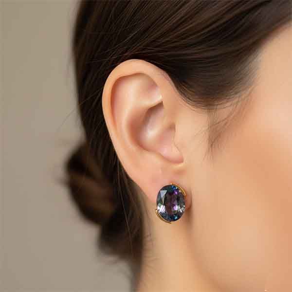 Pendiente Lia chapado en oro con cristal Swarovski irisado en oreja