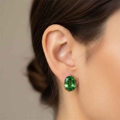 Pendiente Lia verde chapado en oro con cristal Swarovski en primer plano