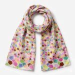 Foulard de seda estampado multicolor con formas geométricas en tonos rosa, verde, azul y mostaza sobre fondo claro