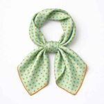 Pañuelo de seda natural verde menta con lunares mostaza 50x50 cm