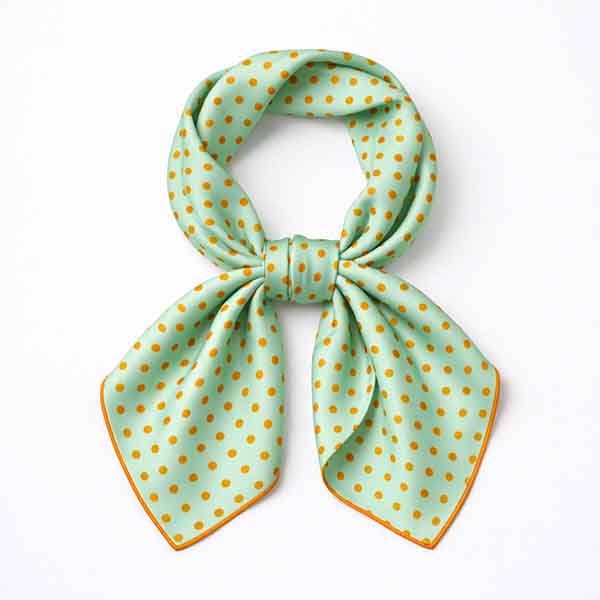 Pañuelo de seda natural verde menta con lunares mostaza 50x50 cm