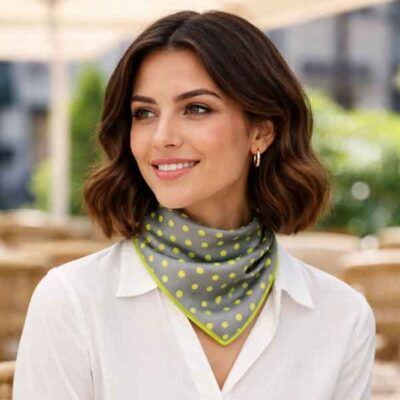 Pañuelo de lunares gris y verde al cuello en forma triangular