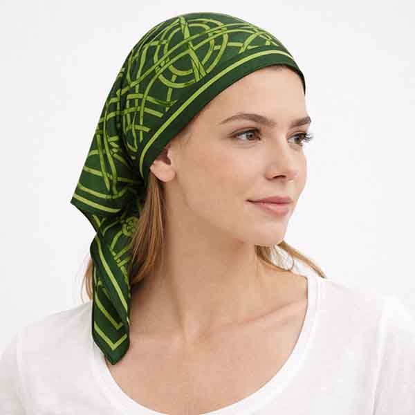 Pañuelo verde geométrico colocado en la cabeza estilo bandana