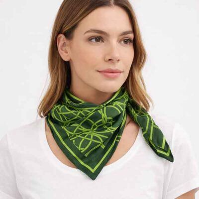 Pañuelo verde geométrico anudado al cuello