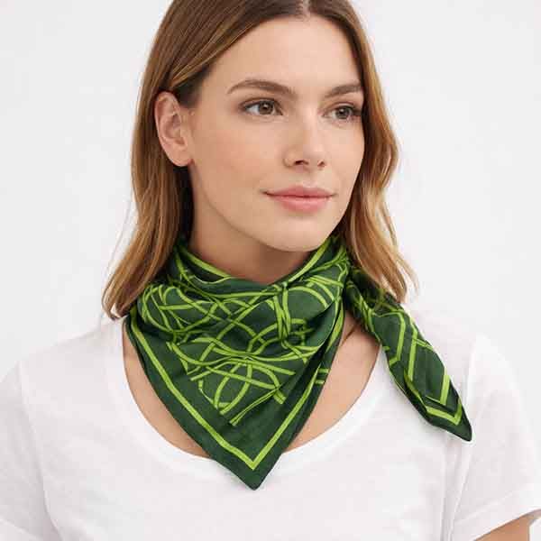 Pañuelo verde geométrico anudado al cuello