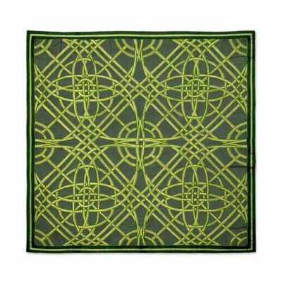 Pañuelo verde geométrico 50x50 de seda y viscosa sobre fondo blanco