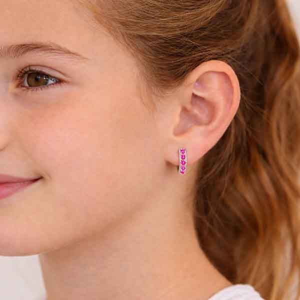 Pendiente Tennis Color fucsia de plata con circonitas en oreja de niña